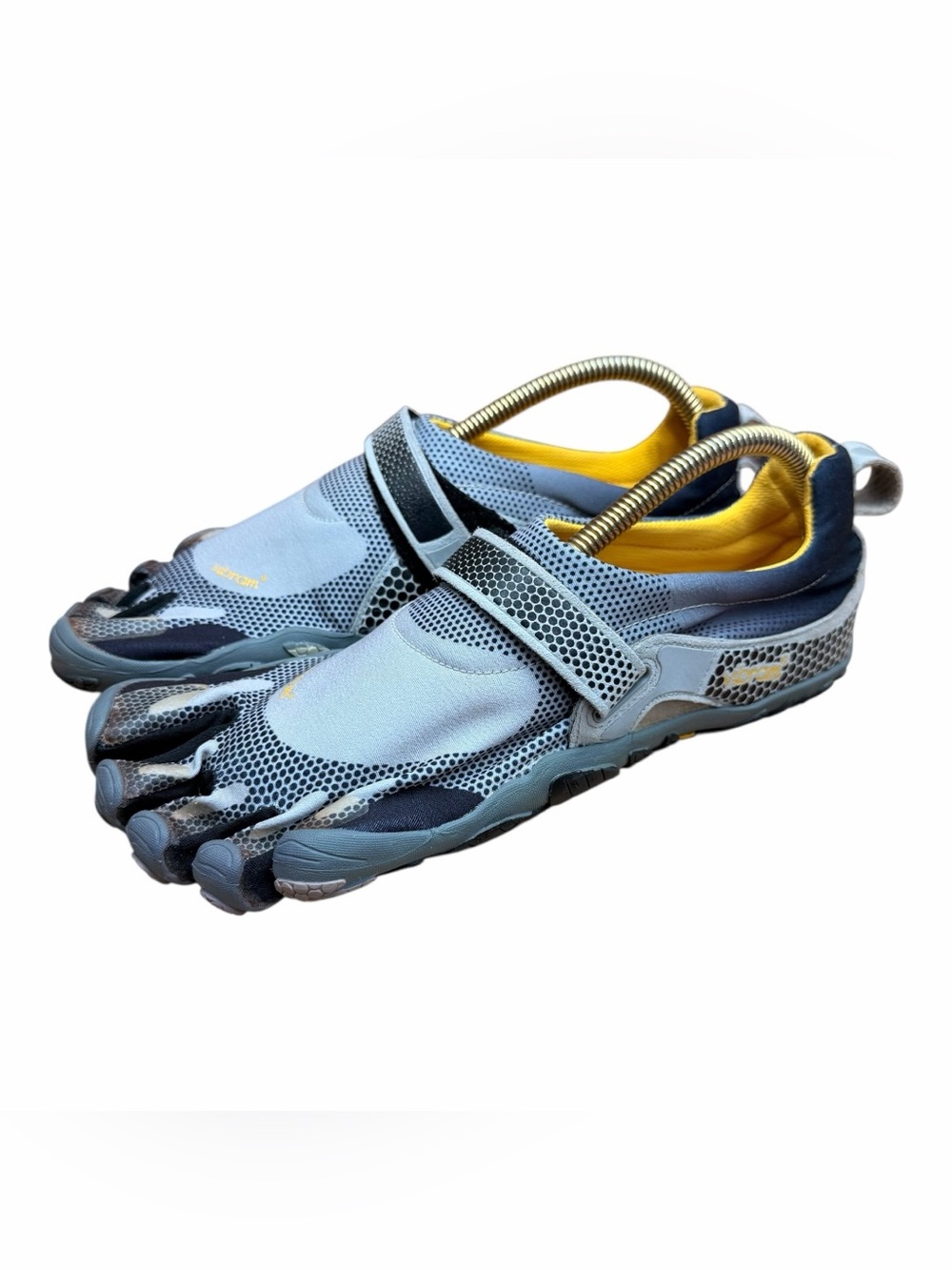 Vibram Men's size 10.5 Light Blue and Navy Toe-Separator Water Shoes with Yellow
